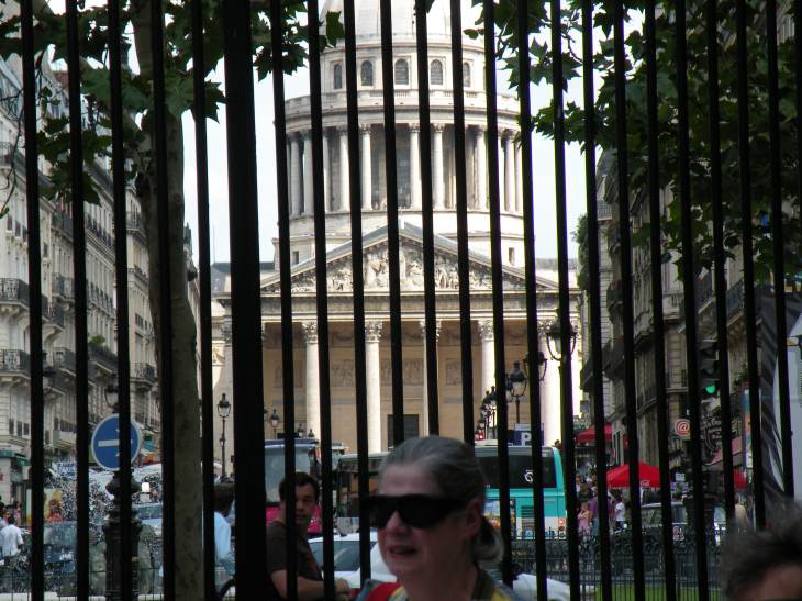  Panthéon à travers les grilles du Luxembourg